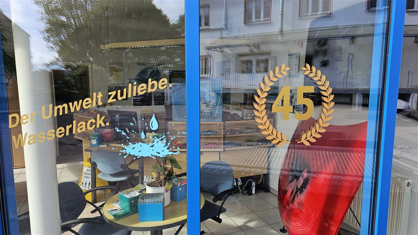 Schaufenster der Annahme mit Hinweis auf Wasserlack und 45-Jahre-Jubiläum