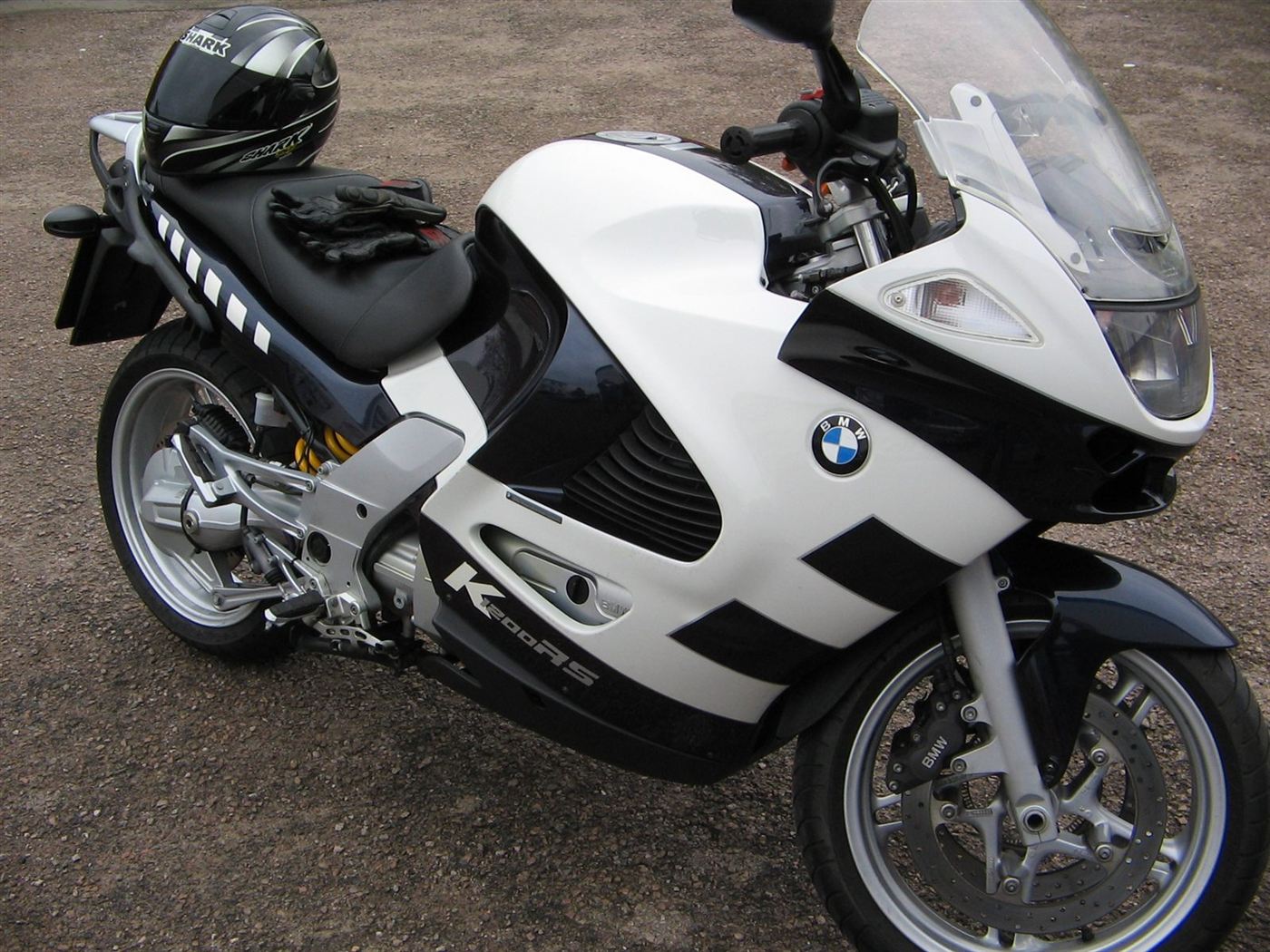 Weiß-schwarz lackiertes BMW-Motorrad