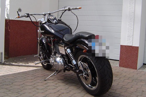 Schwarze Custom-Harley-Davidson mit Hochglanz-Lackierung im Hof