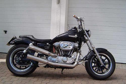 Seitenansicht der maßgeschneidert veredelten Harley-Davidson mit poliertem Chrom und makelloser Lackierung