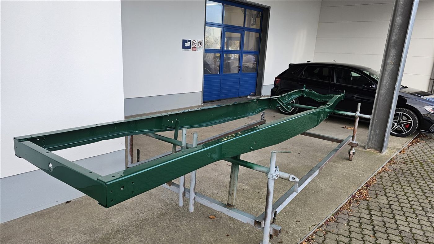 Grün lackierter Fahrzeugrahmen im Freien