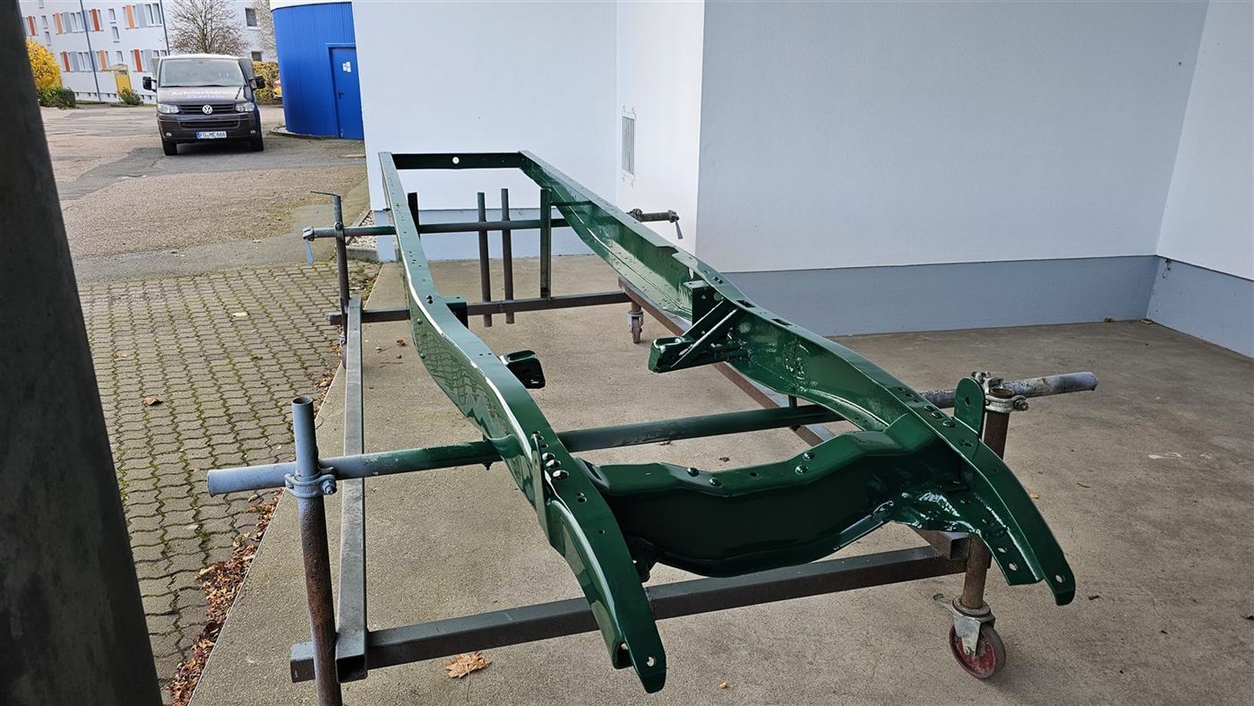 Grün lackierter Fahrgestellrahmen mit Aufnahmegestell