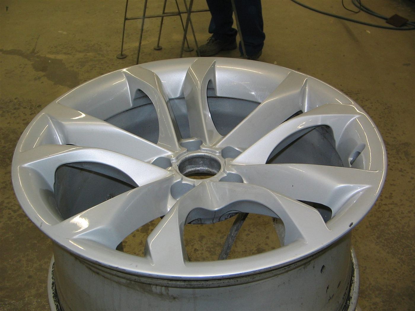 Silbern lackierte Leichtmetallfelge