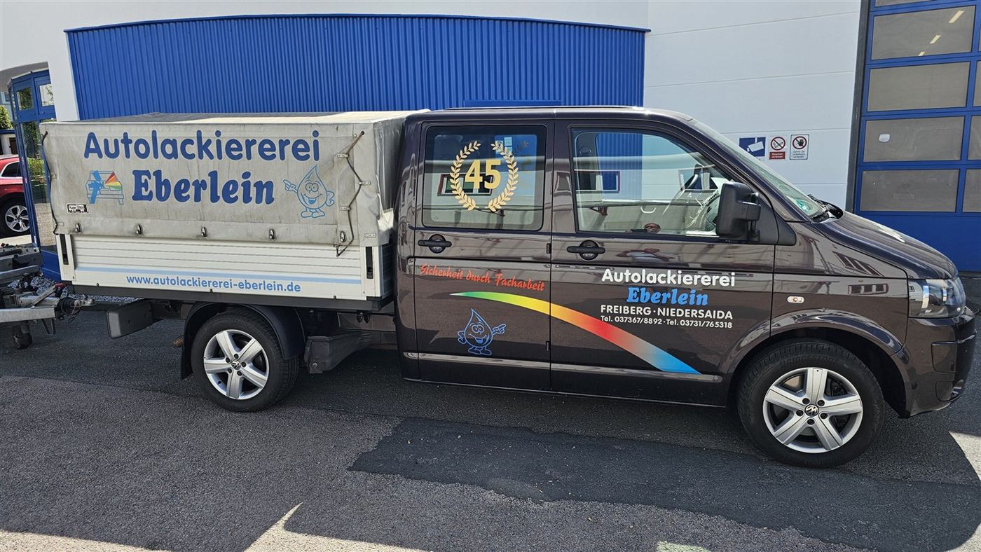 Firmenfahrzeug der Autolackiererei Eberlein mit Pritsche und Planenaufbau