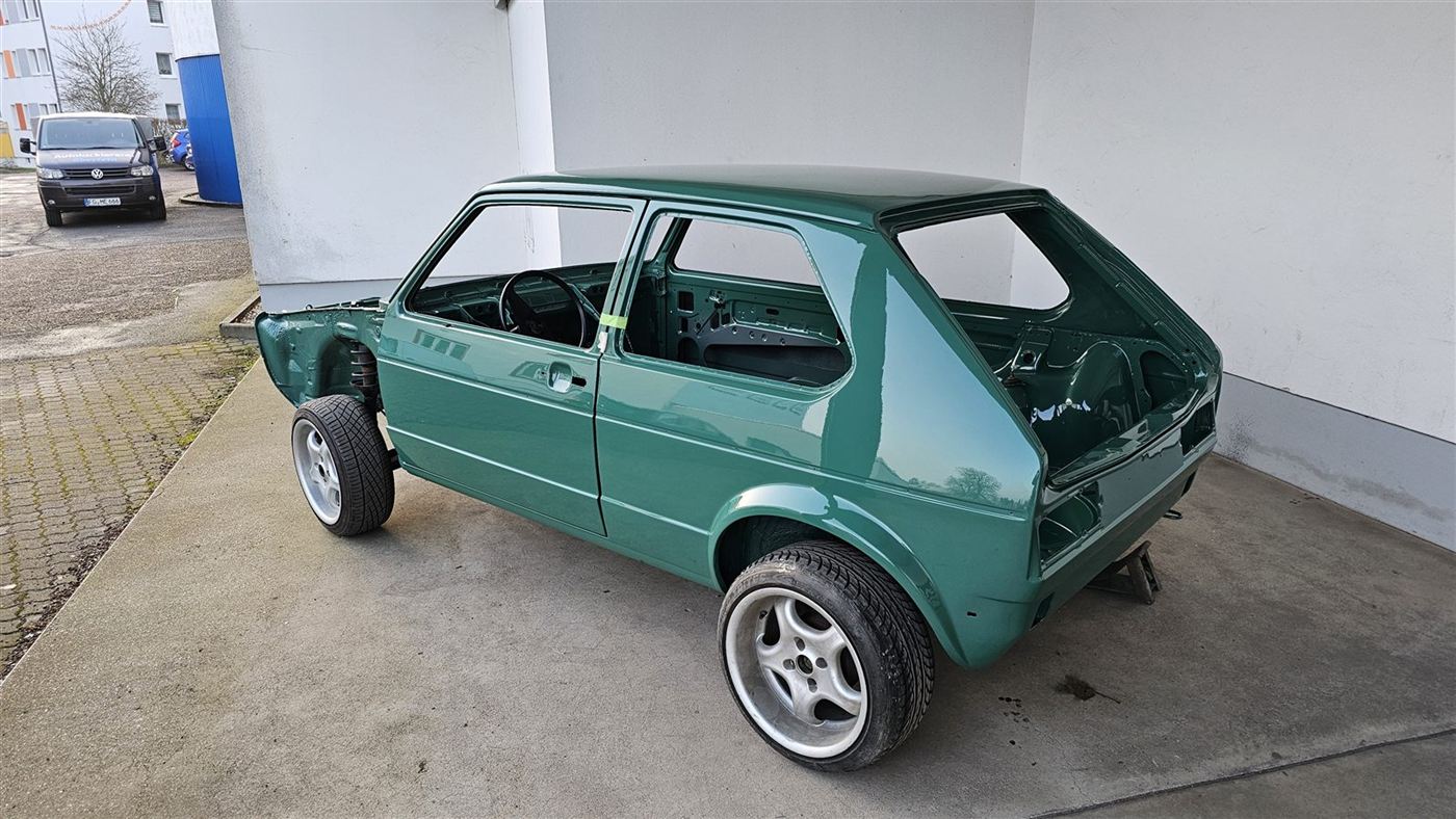 Fertig grün lackierter VW Golf I in der Werkstatt