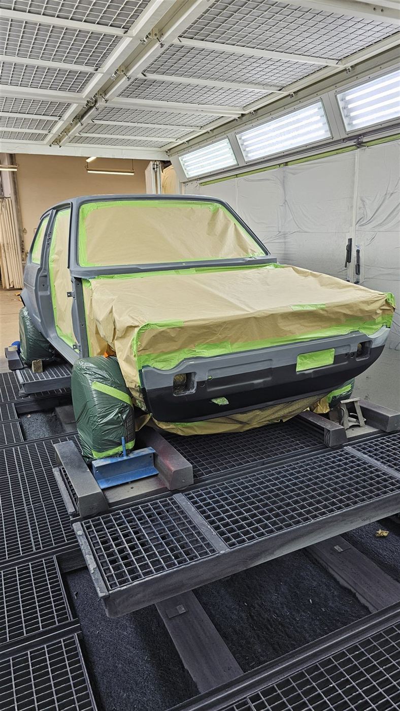 Front eines VW Golf I, abgeklebt in der Lackierkabine