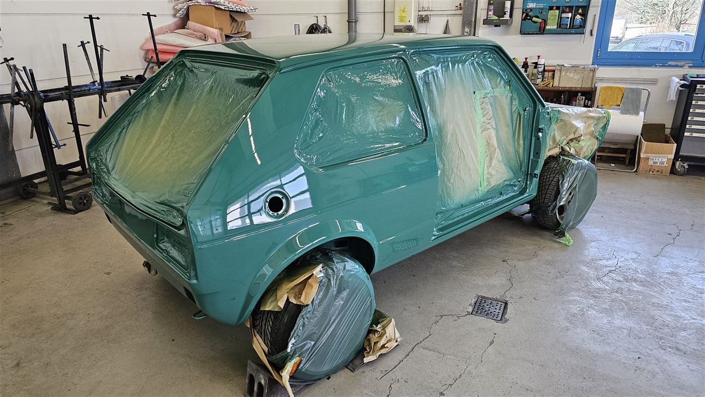 VW Golf I in Grün lackiert, Räder und Anbauteile abgeklebt