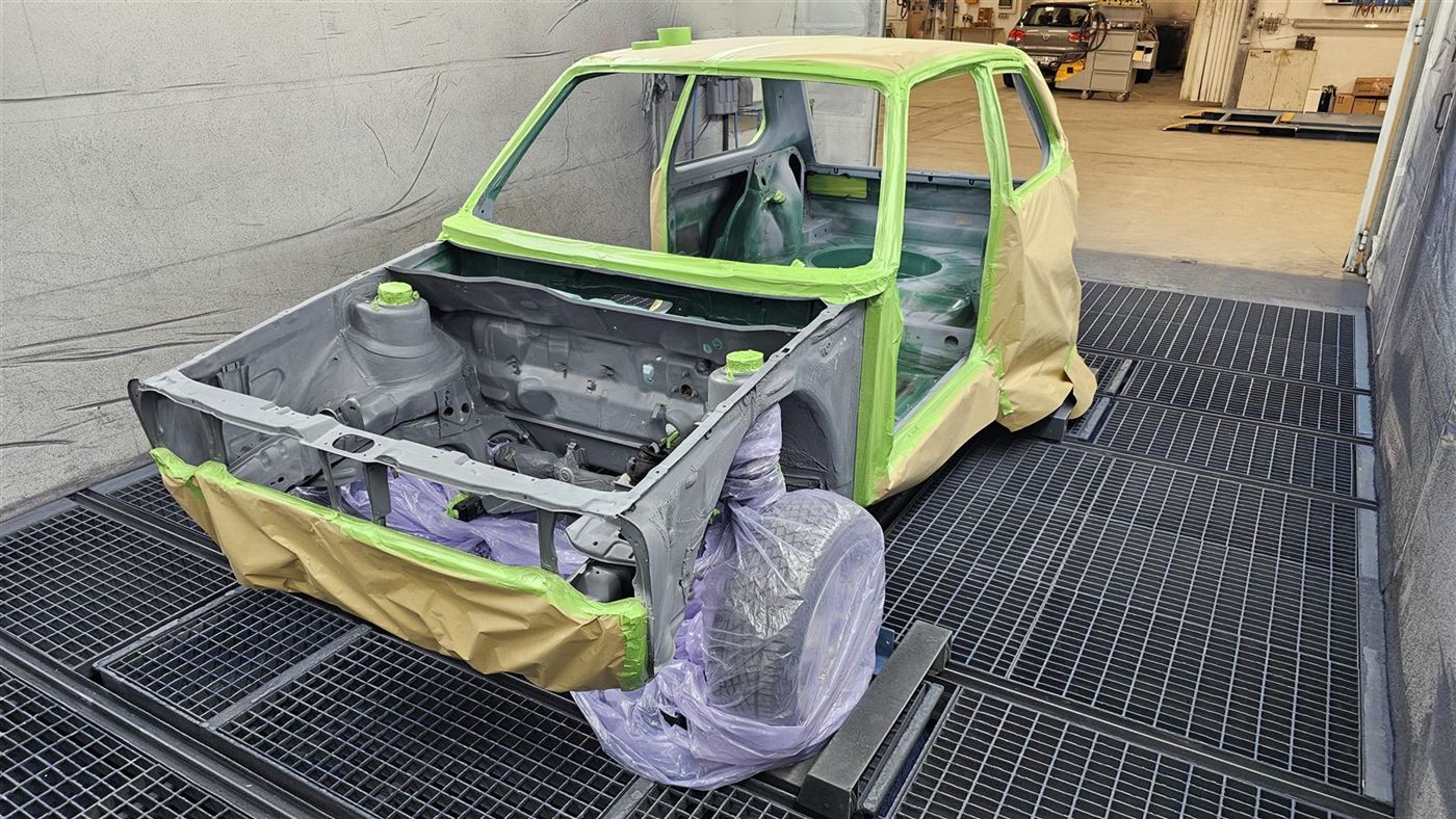 VW Golf I Karosserie abgeklebt in der Lackierkabine