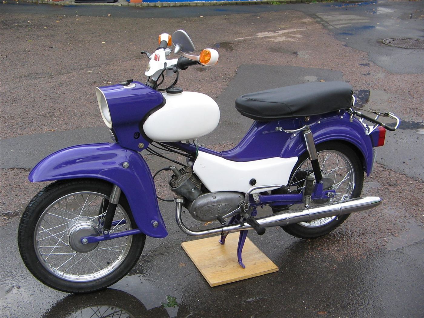 Blau-weiß lackiertes Moped