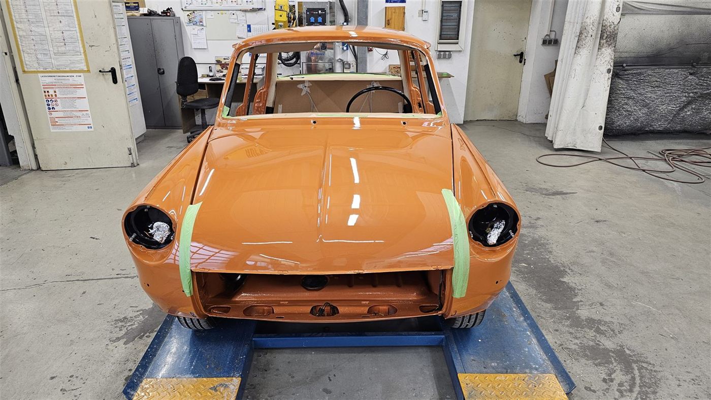 Frontansicht der orange lackierten Oldtimer-Karosserie