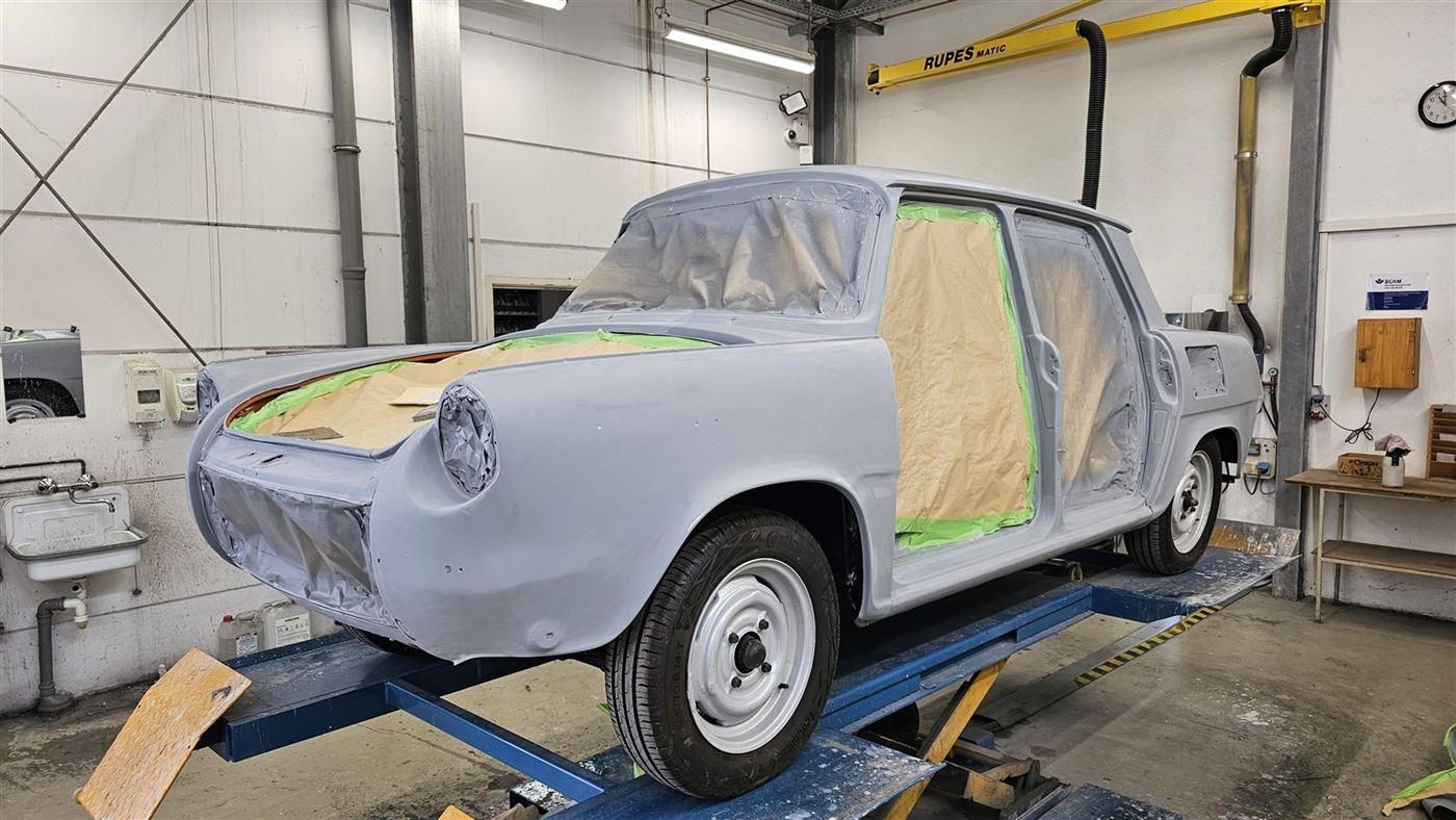 Grau grundierte Oldtimer-Limousine, Fenster abgeklebt