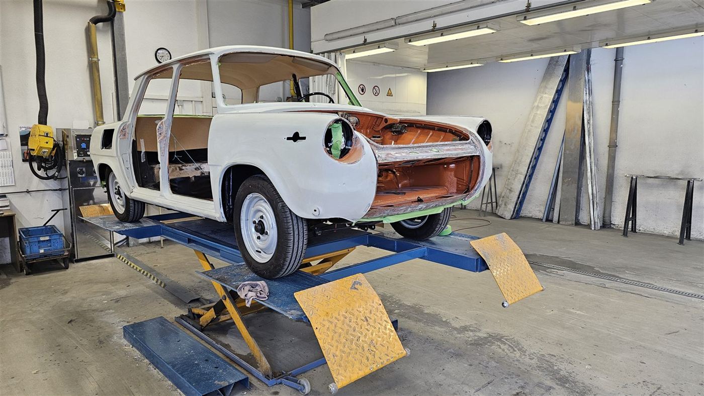 Oldtimer-Karosserie auf der Hebebühne vor dem Lackieren