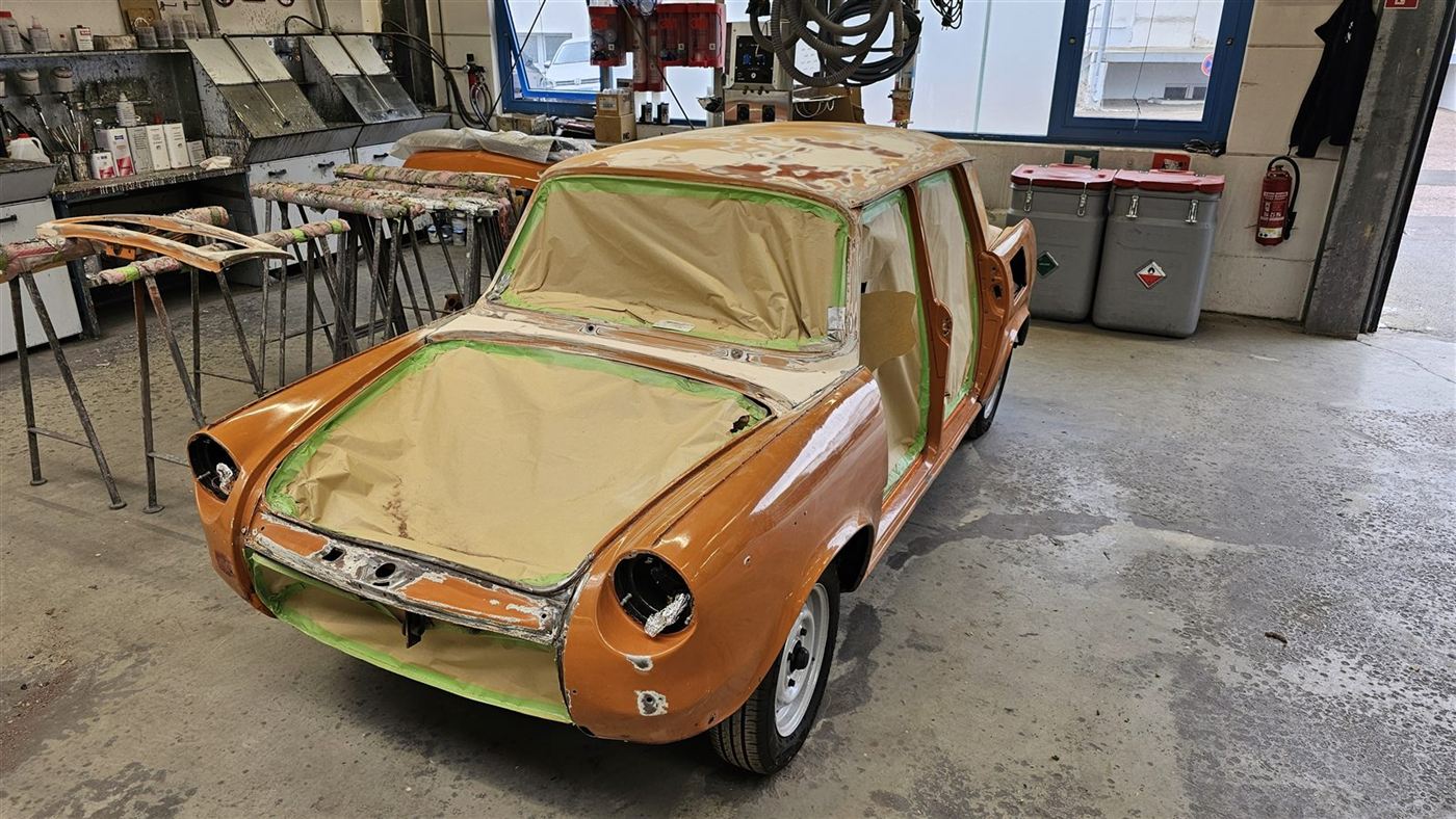 Orange lackierte Oldtimer-Limousine, Kofferraum abgeklebt