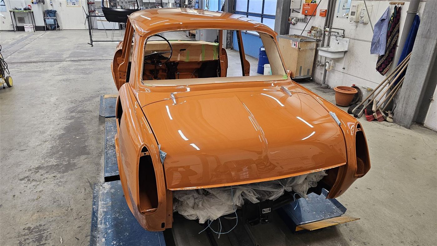 Heckansicht der orange lackierten Oldtimer-Limousine