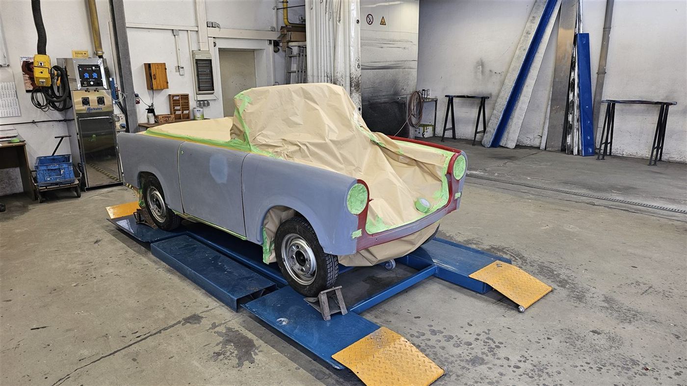 Grundierter Trabant, Innenraum für die Lackierung abgeklebt