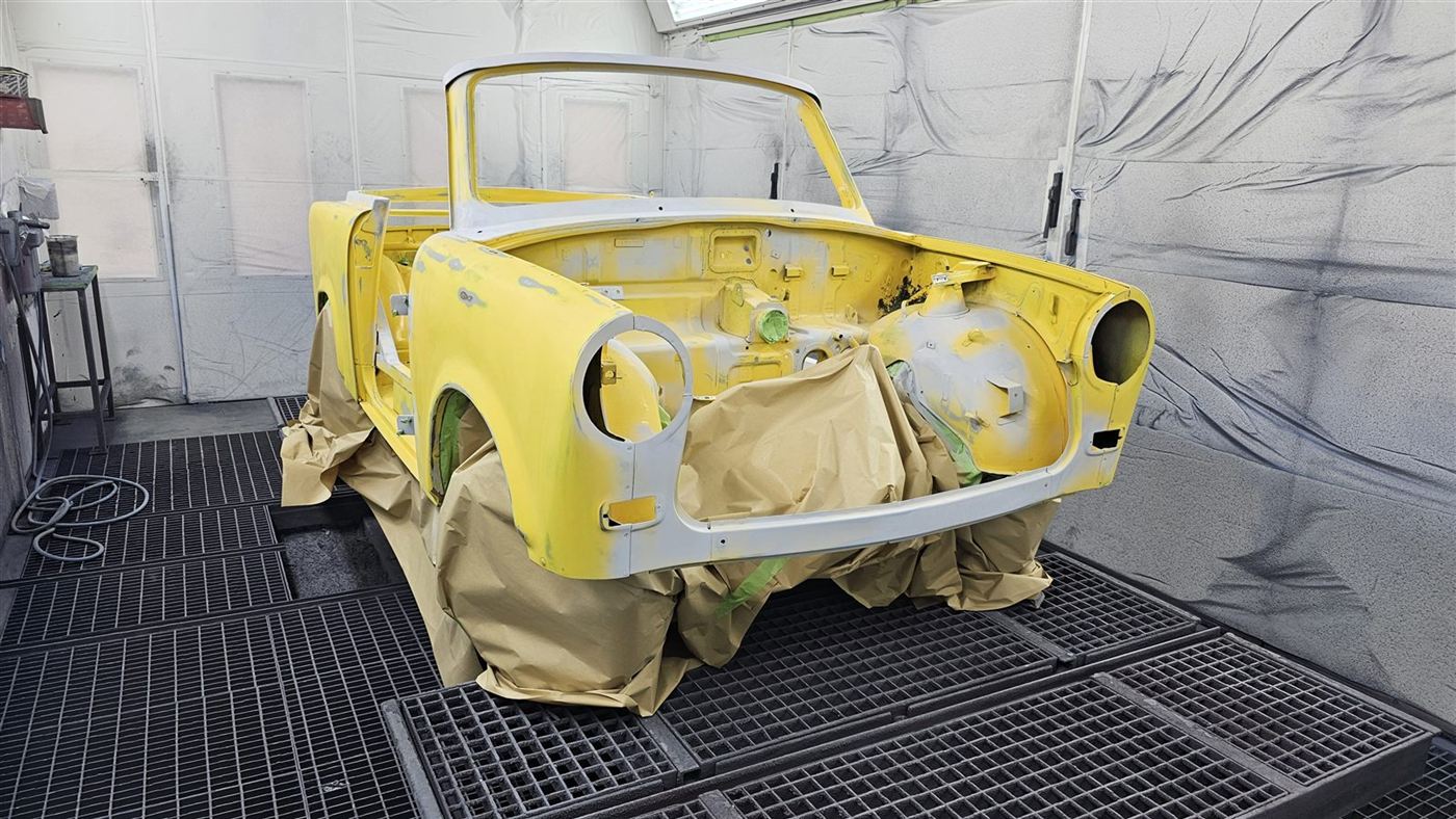 Gelb lackierte Trabant-Karosserie, Innenraum abgeklebt