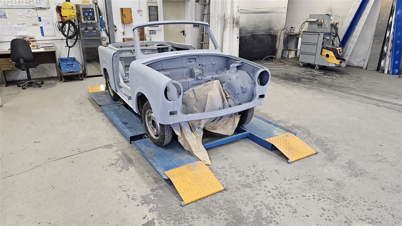 Trabant Karosserie grau grundiert auf der Richtbank