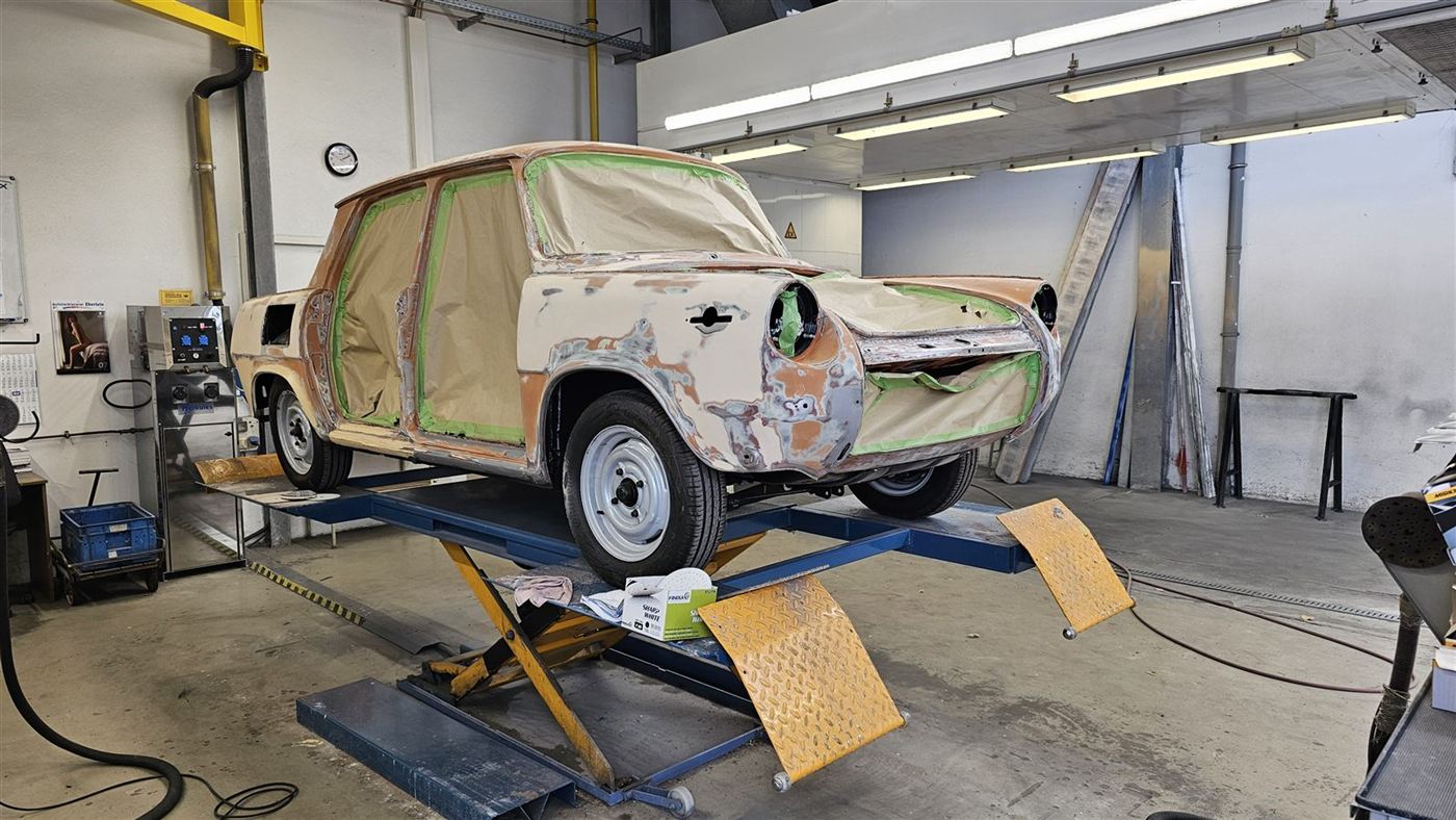Trabant Kombi mit Spachtelarbeiten auf der Hebebühne