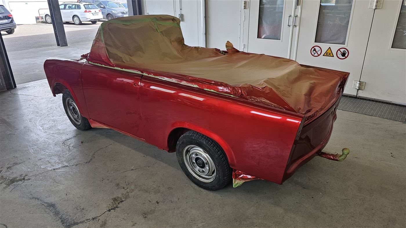 Rot lackierter Trabant mit abgedecktem Verdeckbereich