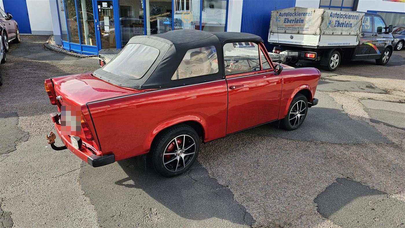 Fertig lackierter roter Trabant Cabrio mit schwarzem Verdeck, Heckansicht