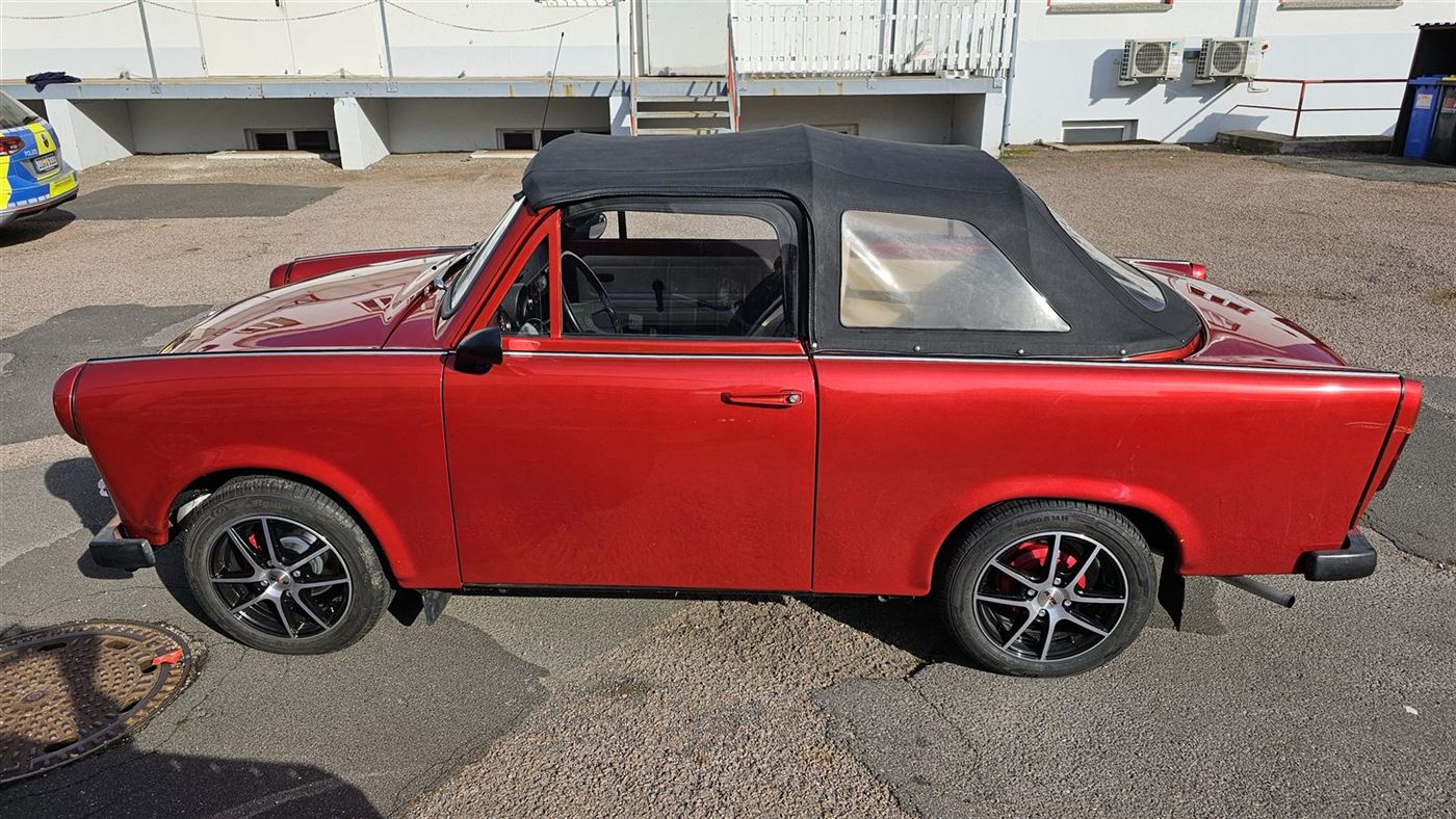 Roter Trabant Cabrio mit schwarzem Verdeck, Seitenansicht