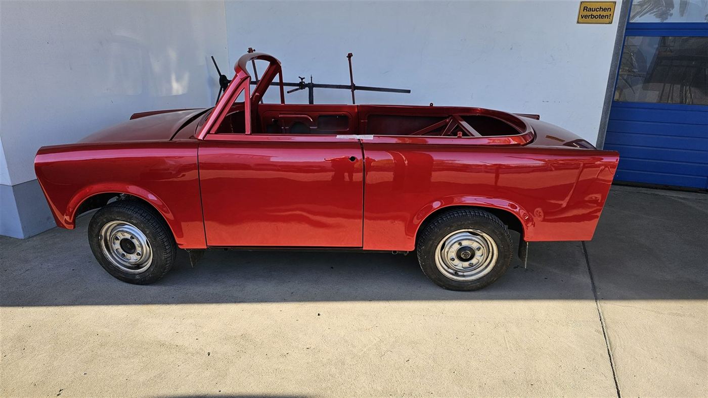 Rot lackierter Trabant als Cabrio-Aufbau in der Werkstatt