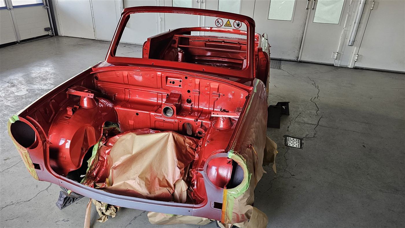 Rot lackierte Trabant-Karosserie mit abgeklebtem Innenraum