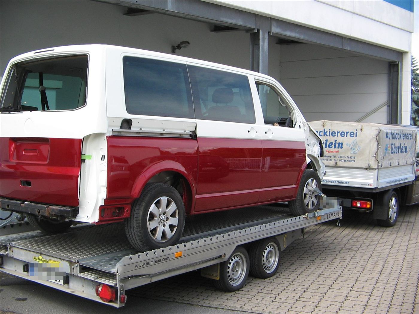 Zweifarbig lackierter VW Bus T5 auf dem Autotransporter