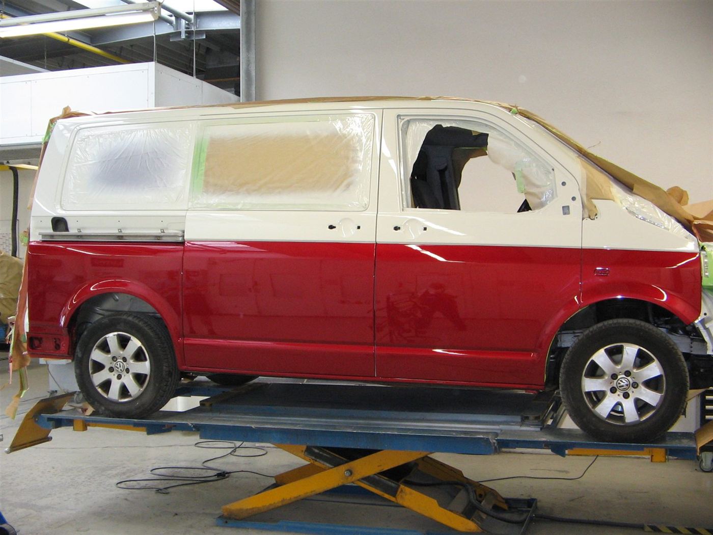 VW Bus T5 in Weiß und Rot auf der Hebebühne