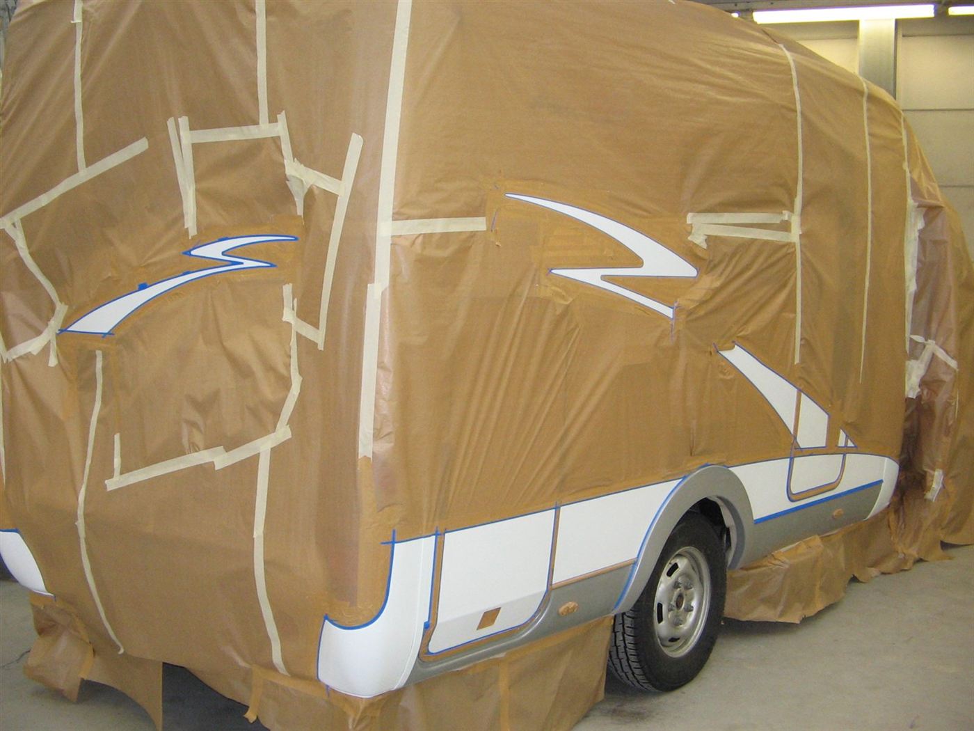 Wohnmobil mit abgeklebter Zierstreifen-Lackierung, Heckbereich