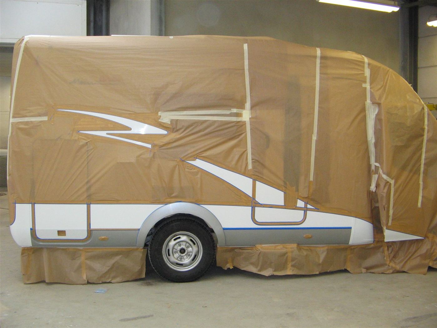 Wohnmobil mit abgeklebtem Dekor in der Lackierkabine