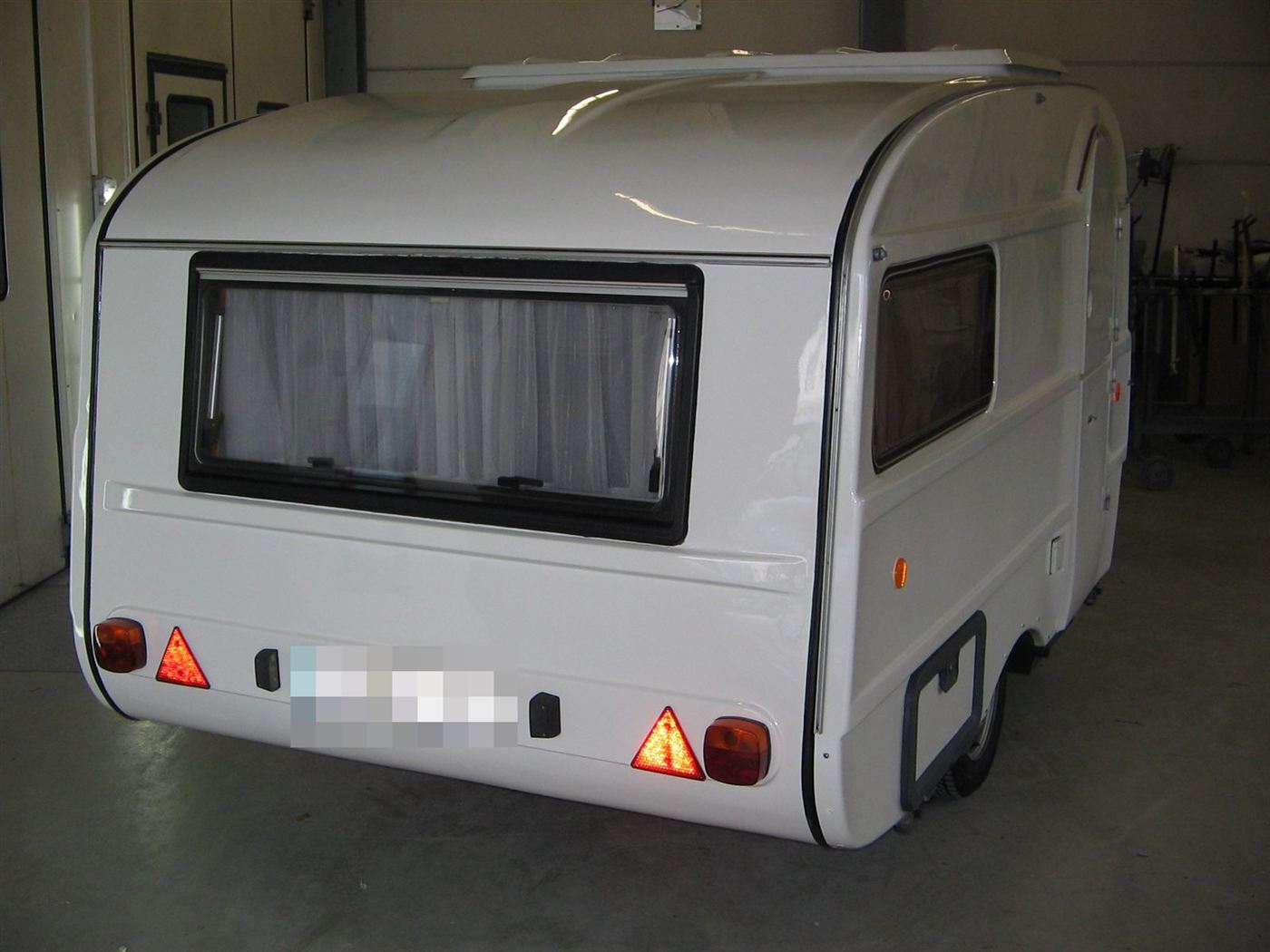 Fertig lackierter weißer Wohnwagen, Heckansicht