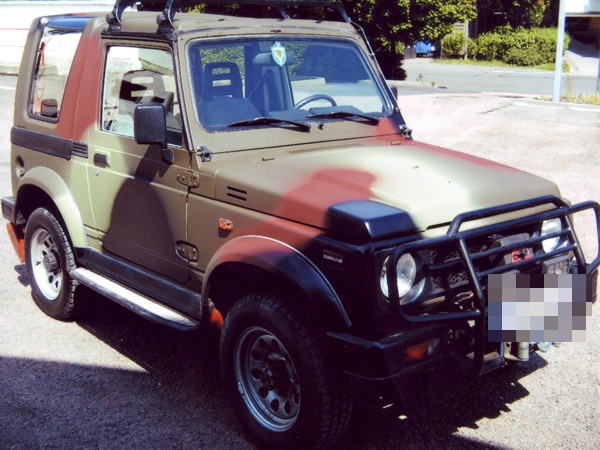 Suzuki Samurai mit individueller Tarnlackierung aus der Werkstatt Eberlein